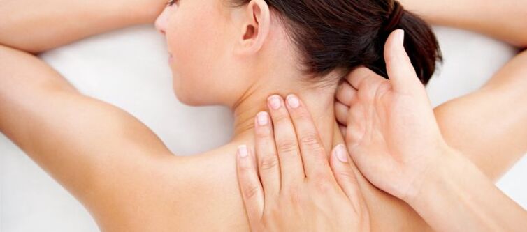 Esecuzione di massaggio terapeutico per la prevenzione dell'osteocondrosi cervicale