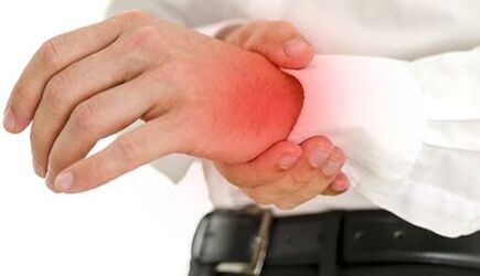 dolore all'articolazione del polso con artrite e artrosi