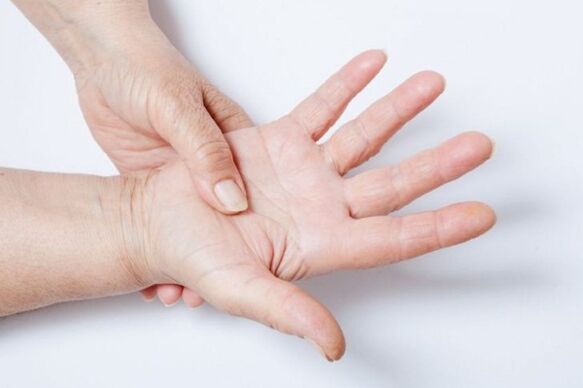 L'intorpidimento della mano è uno dei sintomi dell'osteocondrosi lombare